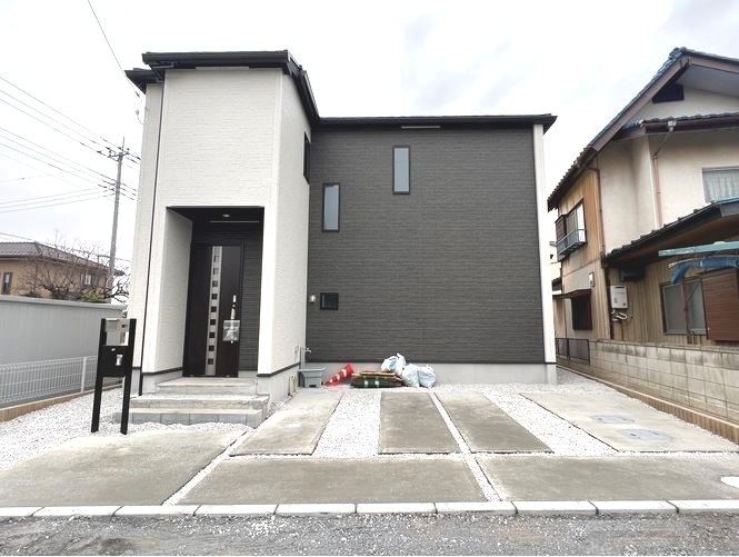藤岡市立石新田（全1棟）1号棟の外観|ナチュラルで飽きの来ないデザインは流行に左右されない家の形です。外構も綺麗に仕上がっています(^▽^)/