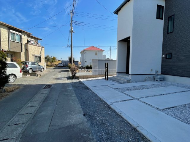 藤岡市立石新田（全1棟）1号棟の前面道路含む現地写真