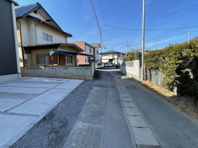 藤岡市立石新田（全1棟）1号棟の前面道路含む現地写真