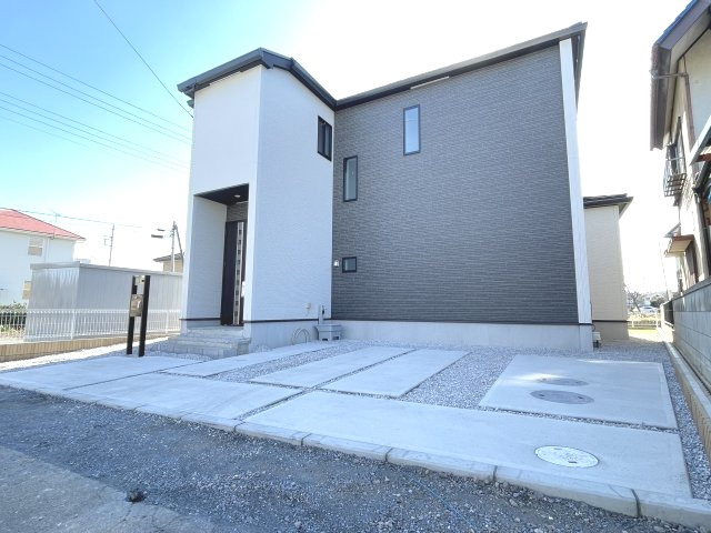 藤岡市立石新田（全1棟）1号棟の外観|隣地との距離も保ちながらも綺麗な街並みに溶け込みました！
駐車スペースやお庭も十分に確保しています！