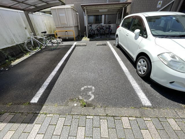 ユーミーライフの駐車場