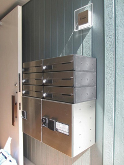 【その他共用部分】 | 共用エントランスには宅配BOXがあるので荷物の受け取りもスムーズに♪再配達の手間がかからないのが魅力♪