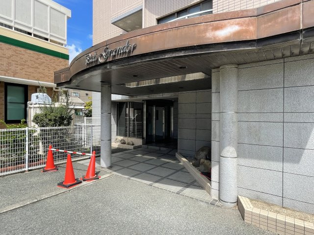 パレ・グランドール長者原駅前のエントランス