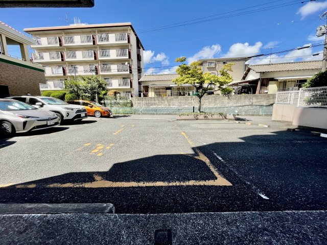 パレ・グランドール長者原駅前の駐車場