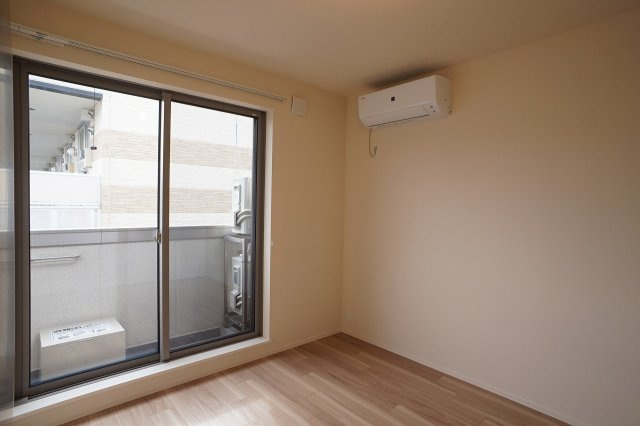 【洋室】 | Heritage | ベランダ側洋室です