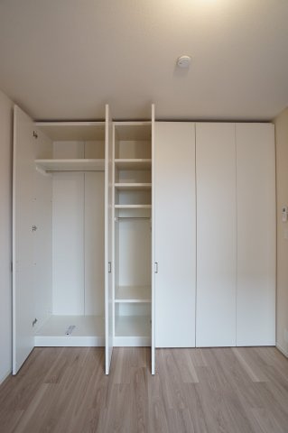 【収納】 | Heritage | 可動式クローゼットで室内を仕切った状態です