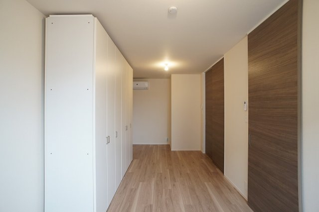 【洋室】 | Heritage | 稼働式クローゼットを壁側に設置した際の洋室内です