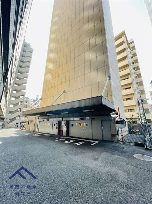コモダス天神の駐車場