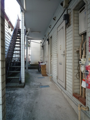 【エントランス】 | ジャルダンB | 2階部分がひさしになるので、雨の日も濡れずにお部屋へ入れます◎荷物が多い時も安心ですね♪