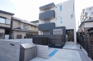 【外観】 | 明るい陽射しに輝く3階建てヘーベルメゾンです