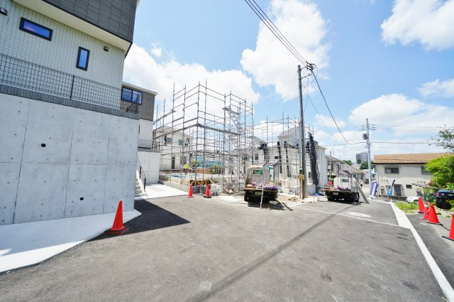 【仲介手数料無料】二俣川駅ご利用可。緑豊かな公園や生活施設が徒歩圏内の暮らしやすい住まい♪の前面道路含む現地写真