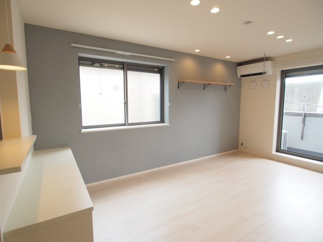 【居間・リビング】 | Kanon 2 Yoyogiuehara | ブルーのアクセントクロスに造り付けの棚がお洒落な内装♪