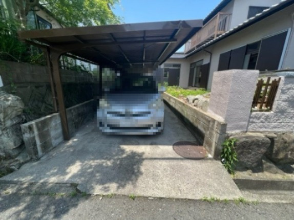 南青葉台貸家の駐車場