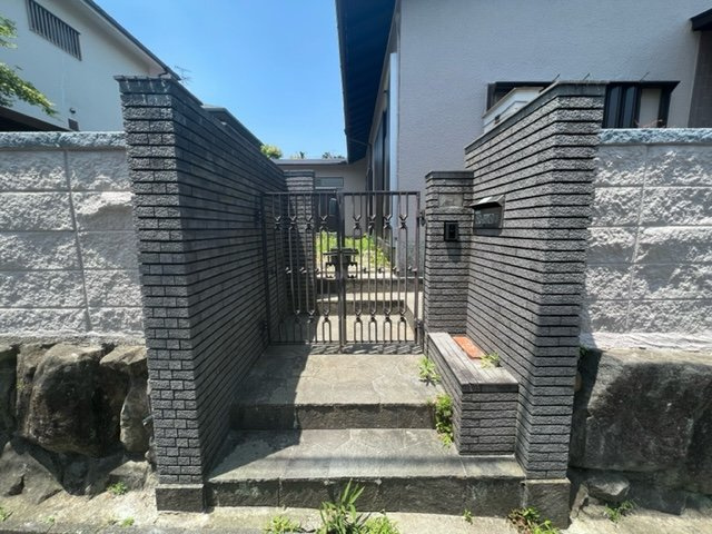 南青葉台貸家のエントランス
