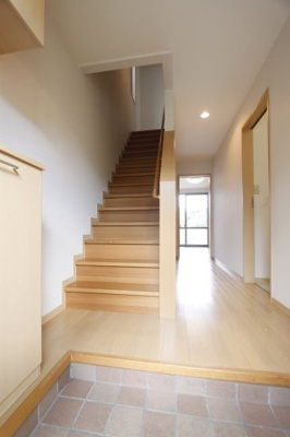 【玄関】 | ルミエール旭ヶ丘Ｂ | 明るい玄関です