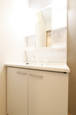 【独立洗面台】 | ルミエール旭ヶ丘Ｂ | 独立洗面台、小物を置くことができて便利です