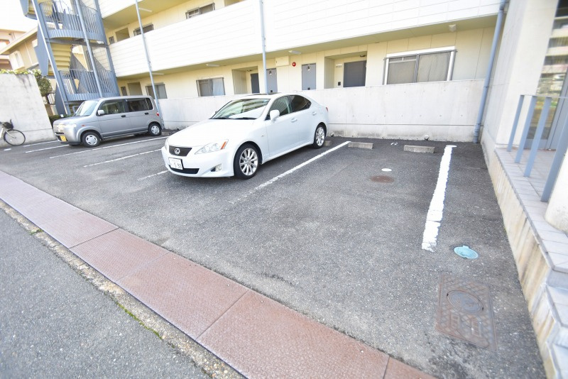 クラージュハイツの駐車場