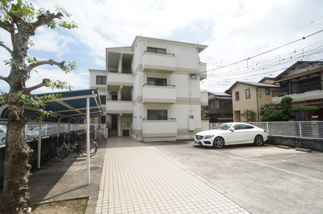 クレセントハイツ今里の駐車場