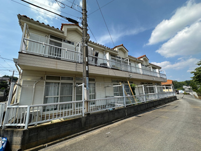 【外観】 | シェルブルー千代ヶ丘 | 「読売ランド前」駅にアクセス可能な最寄りバス停まで徒歩6分！雨の日のお出かけもバス利用でスムーズです♪