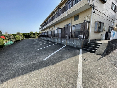 【駐車場】 | シェルブルー千代ヶ丘Ⅱ | いつでも目の届く敷地内に駐車場があります♪お車をお持ちのファミリーさんにオススメです☆