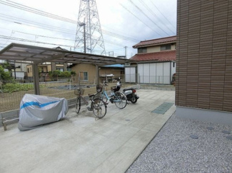 【その他共用部分】 | 屋根付きの駐輪場で雨が降っても大切な自転車が濡れなくてすみますね♪荷物が重いときに自転車があれば助かりますね！