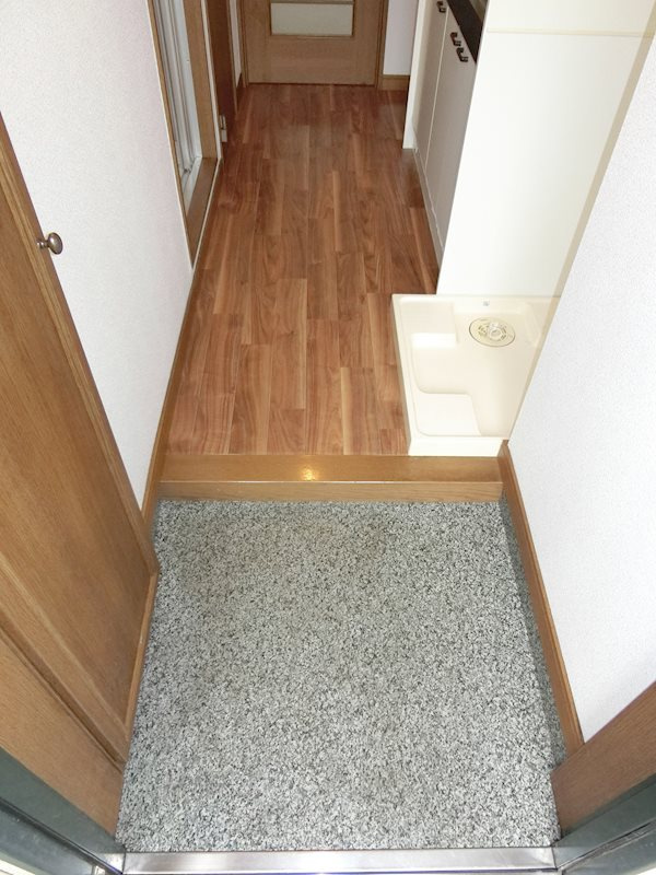 ヴァリーゴールド足立の玄関