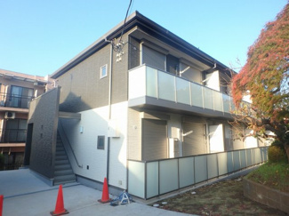 【外観】 | 積水ハウス施工の賃貸住宅シャーメゾン♪横浜線「鴨居」駅より徒歩5分♪スーパーが近くて日々のお買い物にも便利な立地の築浅アパートです☆