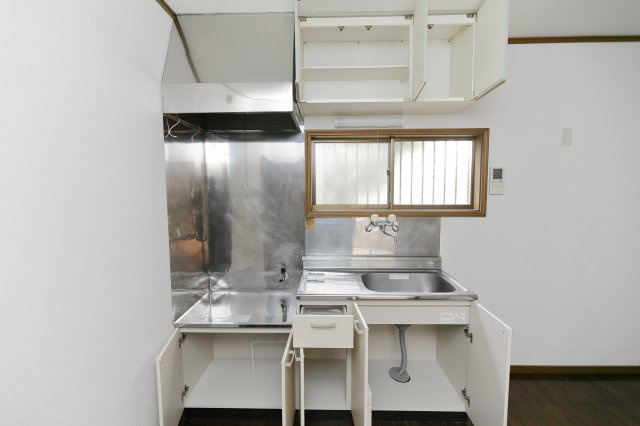 コットンハイツのキッチン|写真は201号室、反転タイプになります
