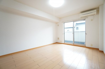 【居間・リビング】 | クレメント椿 | ※同物件・反転タイプの写真です。