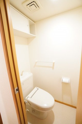 【トイレ】 | クレメント椿 | ※同物件・反転タイプの写真です。