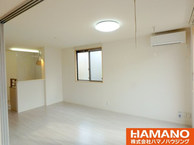 【居間・リビング】 | ウェリナパレス | ゆったり過ごせるリビングです（角部屋タイプの写真です）