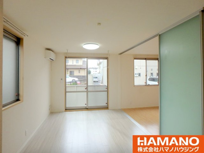 【居間・リビング】 | ウェリナパレス | こちらの居間で趣味の時間をお楽しみください（角部屋タイプの写真です）