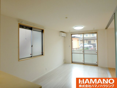 【居間・リビング】 | ウェリナパレス | ゆったり過ごせるリビングです（角部屋タイプの写真です）