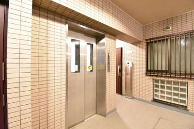 【その他共用部分】 | エクレール第３妙蓮寺 | お買い物時やベビーカーの出し入れに便利なエレベーター付
混雑時にも便利なエレベーター2基付です。