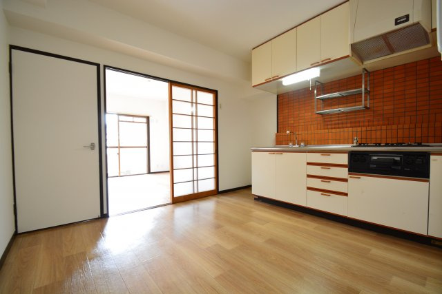 【居間・リビング】 | クレベール千防 | 同タイプの室内写真です。現況を優先させて頂きます。