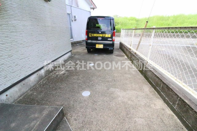 松元町貸家の駐車場