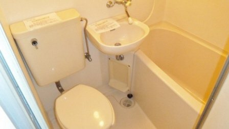 ジュネス市川のトイレ|浴室に鏡あります