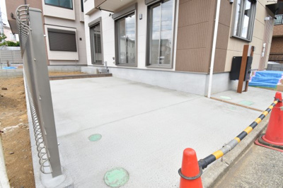 【駐車場】 | 四季のしらべ　新堀の家 | 玄関横の駐車スペースは買い物帰りで荷物が多くても楽ですね。前面道路も広いので車庫入れもしやすいです。