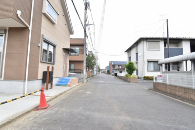 【前面道路含む現地写真】 | 四季のしらべ　新堀の家 | 前面道路は閑静な住宅地の通りとなるため、車通りは多くありません。 安心して車庫入れ可能。