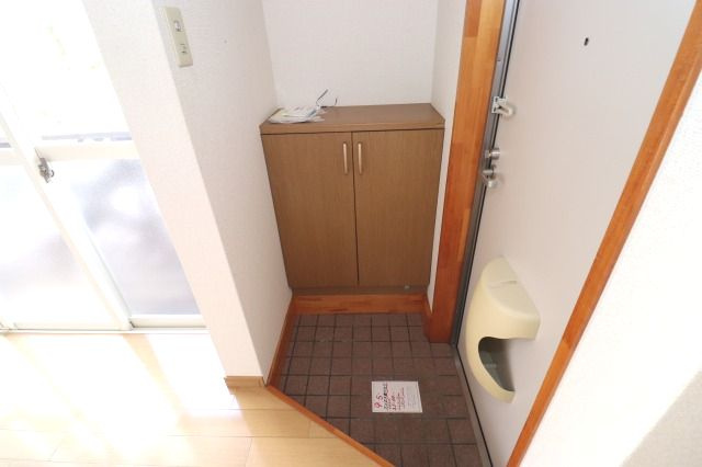 シーズの玄関|明るい玄関です
※間取り反転の場合あり、内装が若干異なる場合がございます