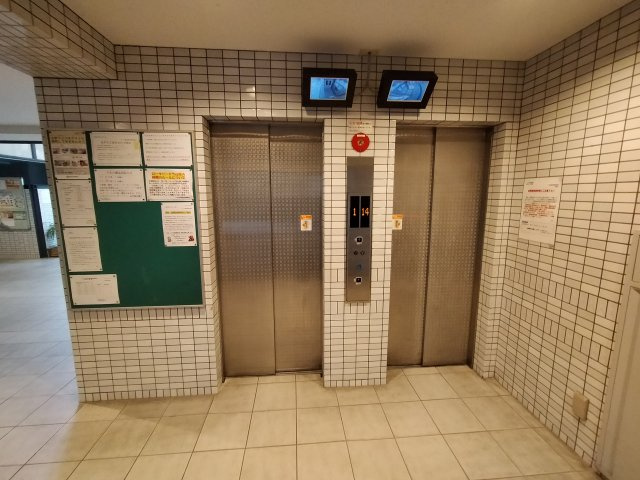 コスモ鶴見緑地のその他共用部分|エレベーターは2基あり、混雑時も回避できますね♪