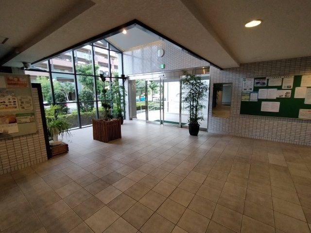 コスモ鶴見緑地のエントランス|明るく開放感のあるエントランスです♪
