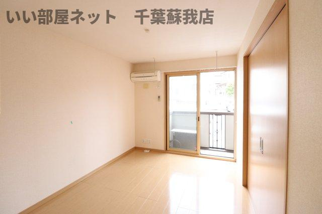 コモド　B棟の居間・リビング|こちらのリビングで趣味の時間をお楽しみください