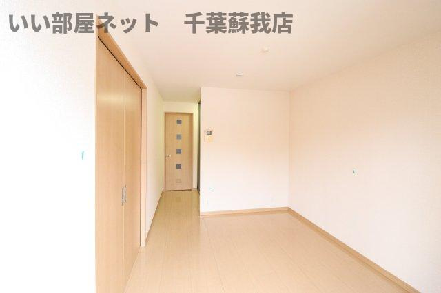 コモド　B棟の居間・リビング|こちらのリビングで趣味の時間をお楽しみください