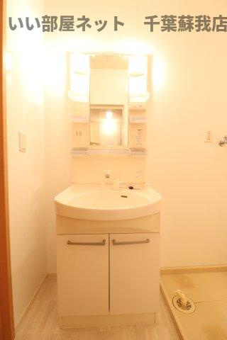 コモド　B棟の洗面所|朝の準備に活躍する、洗髪洗面化粧台！