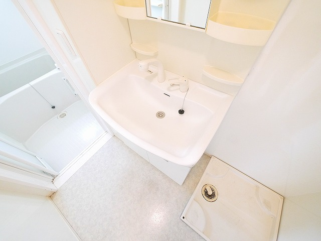 リビングタウン新大宮　Ａ棟の洗面所|忙しい朝には欠かせない洗面所です