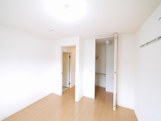 リビングタウン新大宮　Ａ棟の寝室|広くて明るい寝室