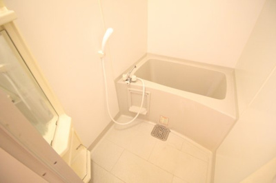 【浴室】 | プライムタワー阿倍野４０ | 白を基調とした清潔感ある浴室