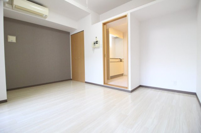 【寝室】 | CITY SPIRE美章園 | 洋室8帖のBIGワンルームです