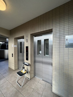 【その他共用部分】 | お買い物時やベビーカーの出し入れに便利なエレベーター付
混雑時にも便利なエレベーター2基付です。